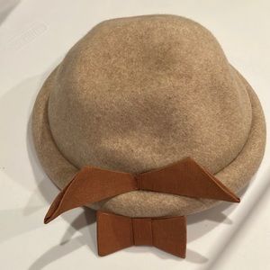 Glenover 100% wool hat with bow
